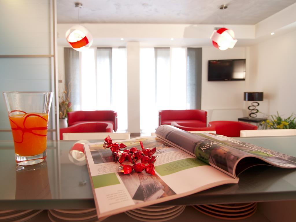 Hotel Garni Corallo Torbole Sul Garda ภายนอก รูปภาพ