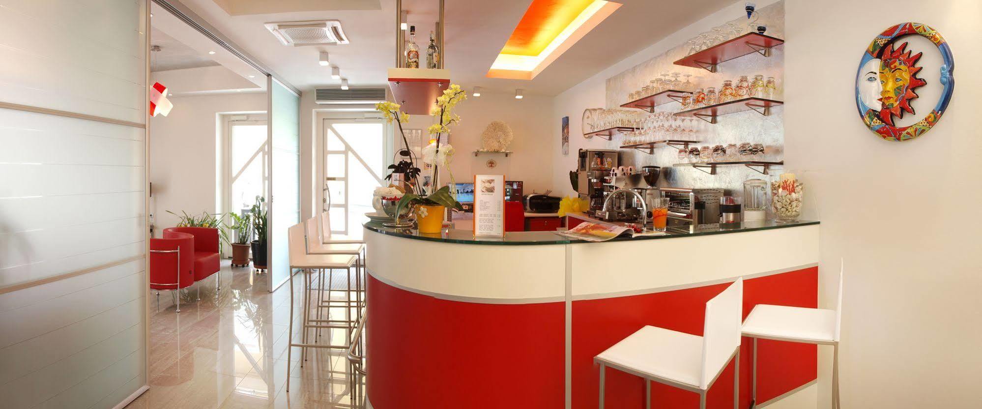 Hotel Garni Corallo Torbole Sul Garda ภายนอก รูปภาพ