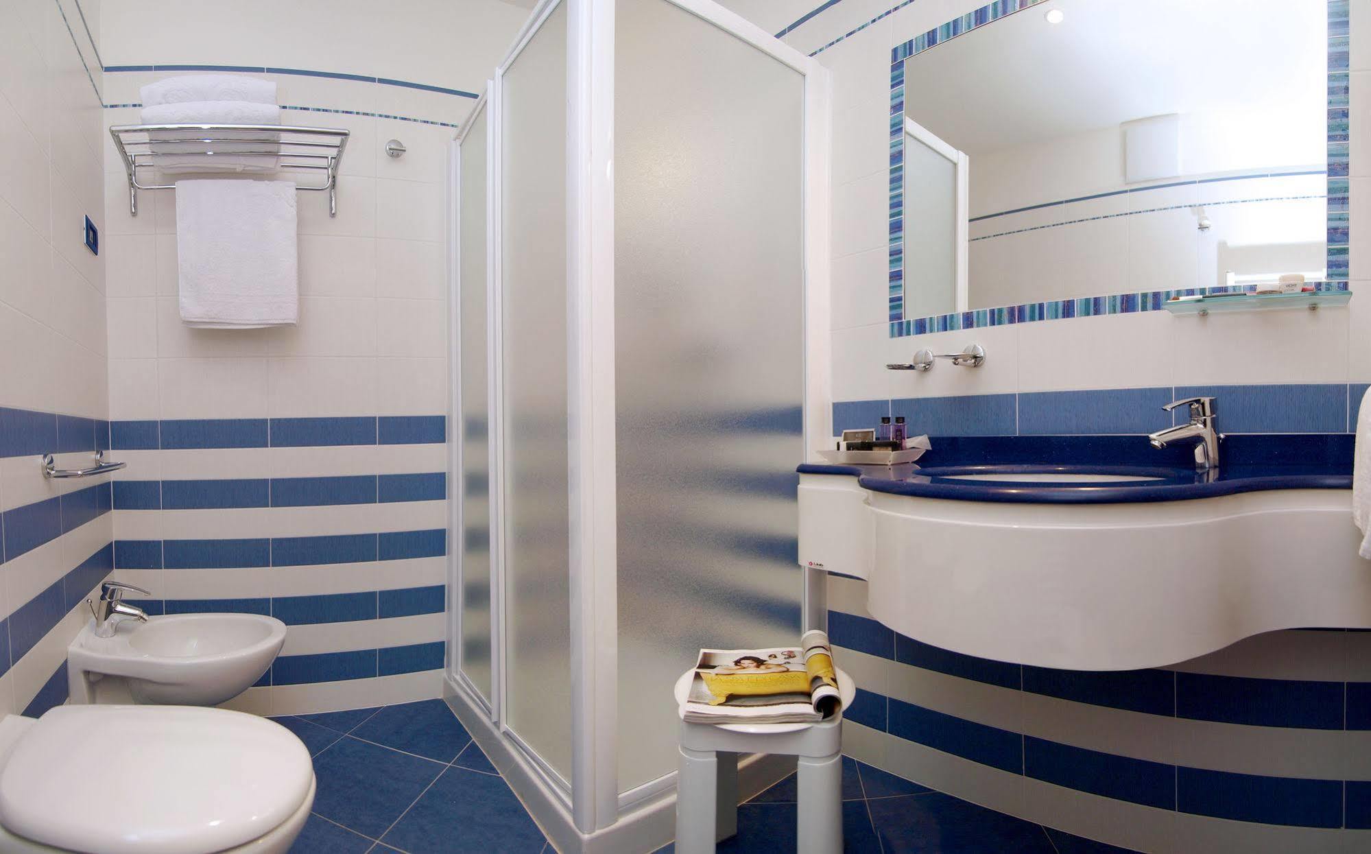 Hotel Garni Corallo Torbole Sul Garda ภายนอก รูปภาพ