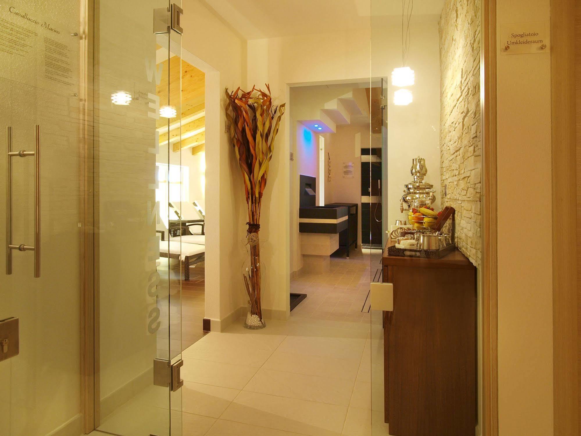 Hotel Garni Corallo Torbole Sul Garda ภายนอก รูปภาพ