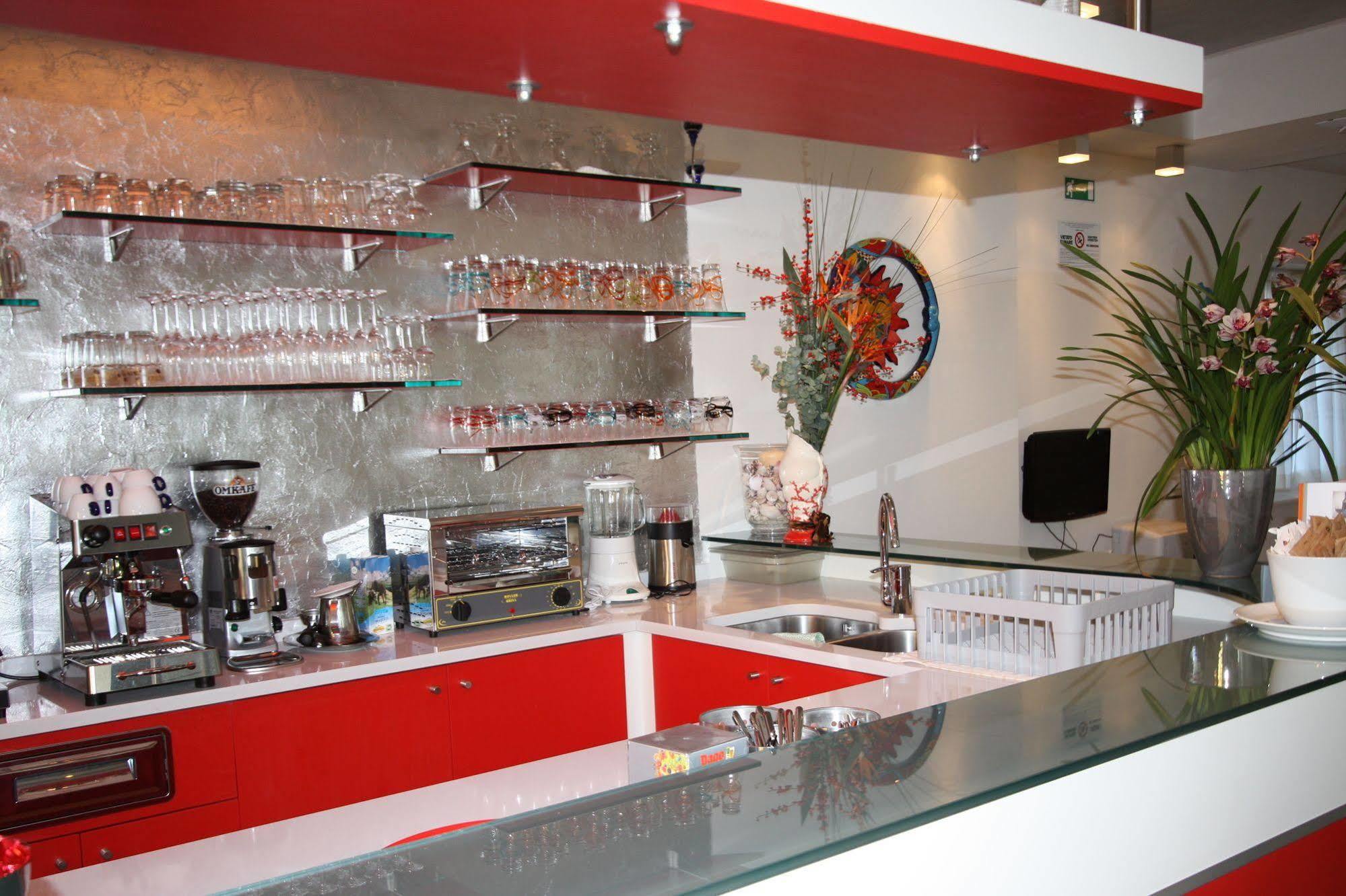 Hotel Garni Corallo Torbole Sul Garda ภายนอก รูปภาพ