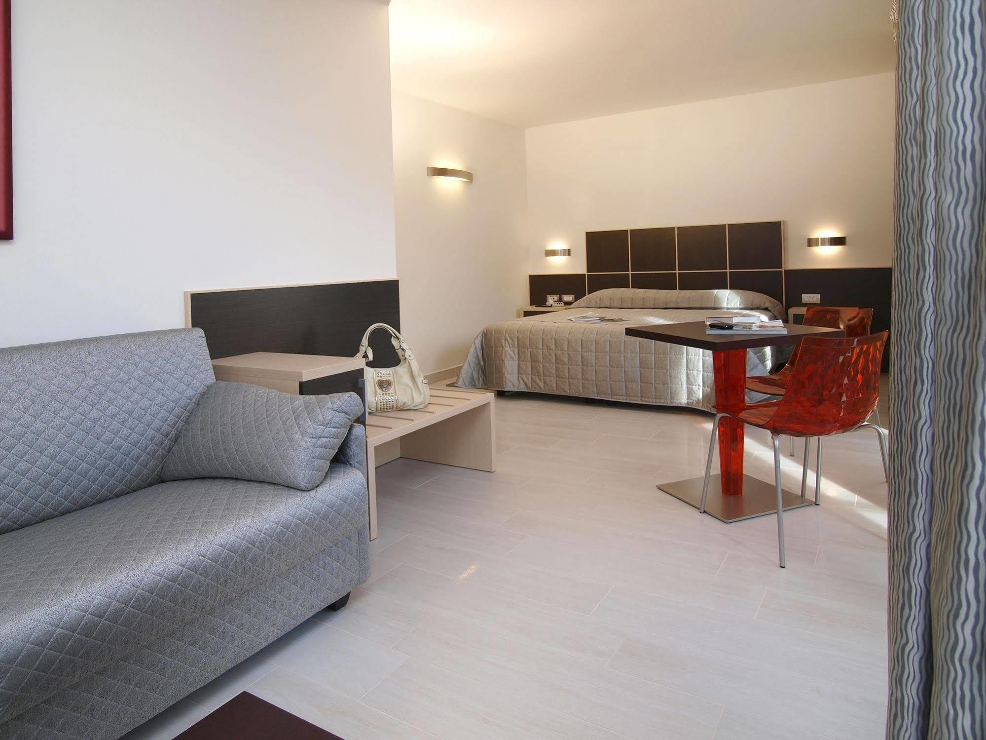 Hotel Garni Corallo Torbole Sul Garda ภายนอก รูปภาพ