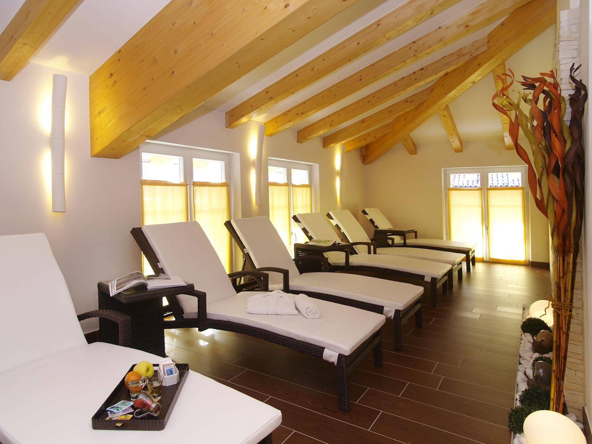 Hotel Garni Corallo Torbole Sul Garda ภายนอก รูปภาพ