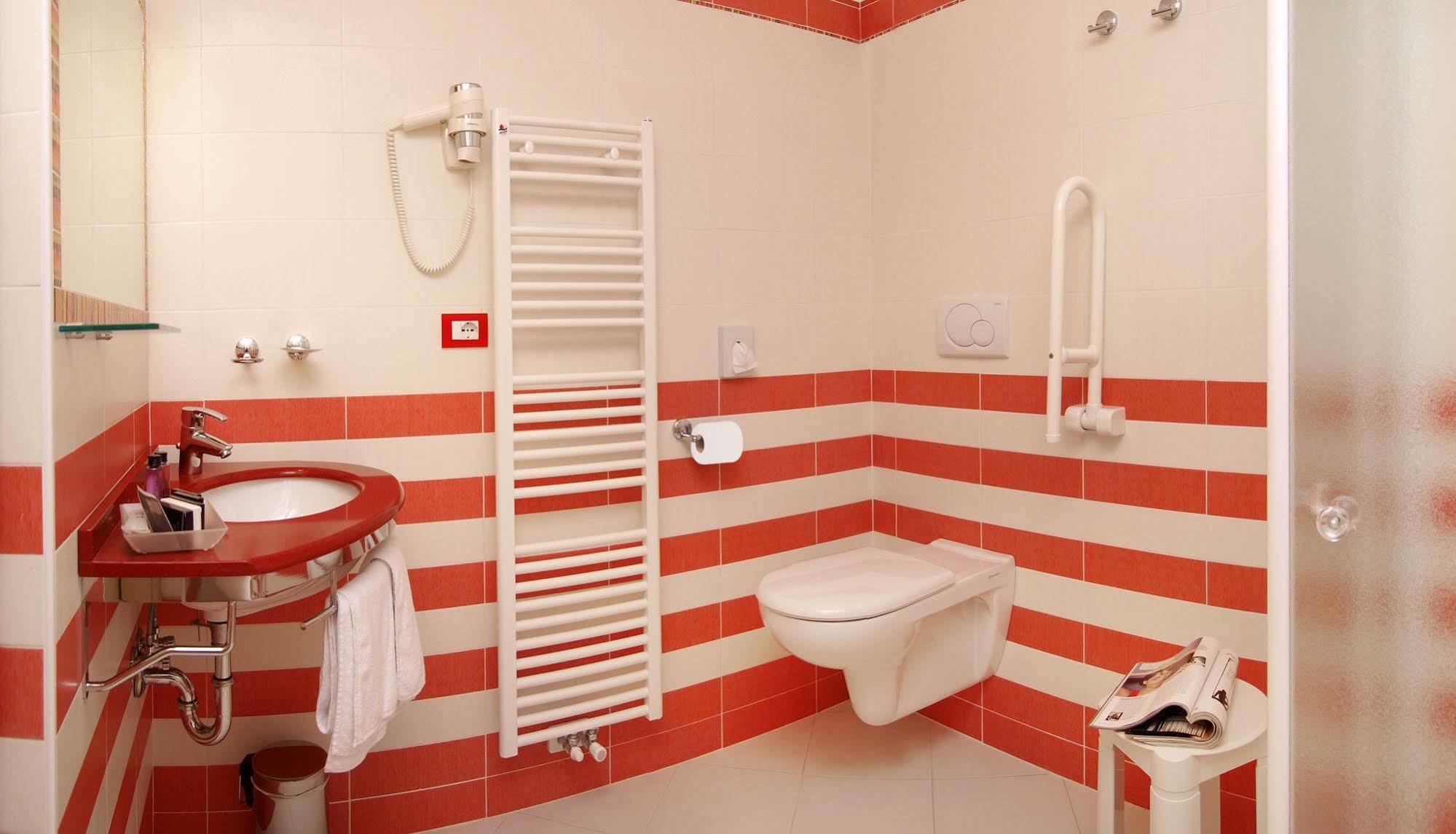 Hotel Garni Corallo Torbole Sul Garda ภายนอก รูปภาพ