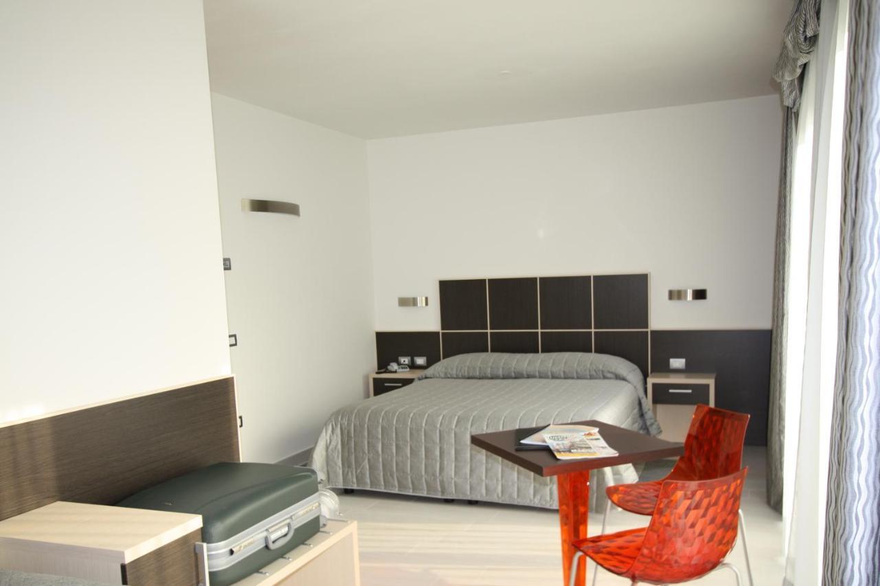 Hotel Garni Corallo Torbole Sul Garda ภายนอก รูปภาพ